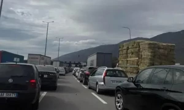 Kolona në Morinë, automjetet që po hyjnë nga Kosova në Shqipëri po kontrollohen nga zyrtarët kufitarë