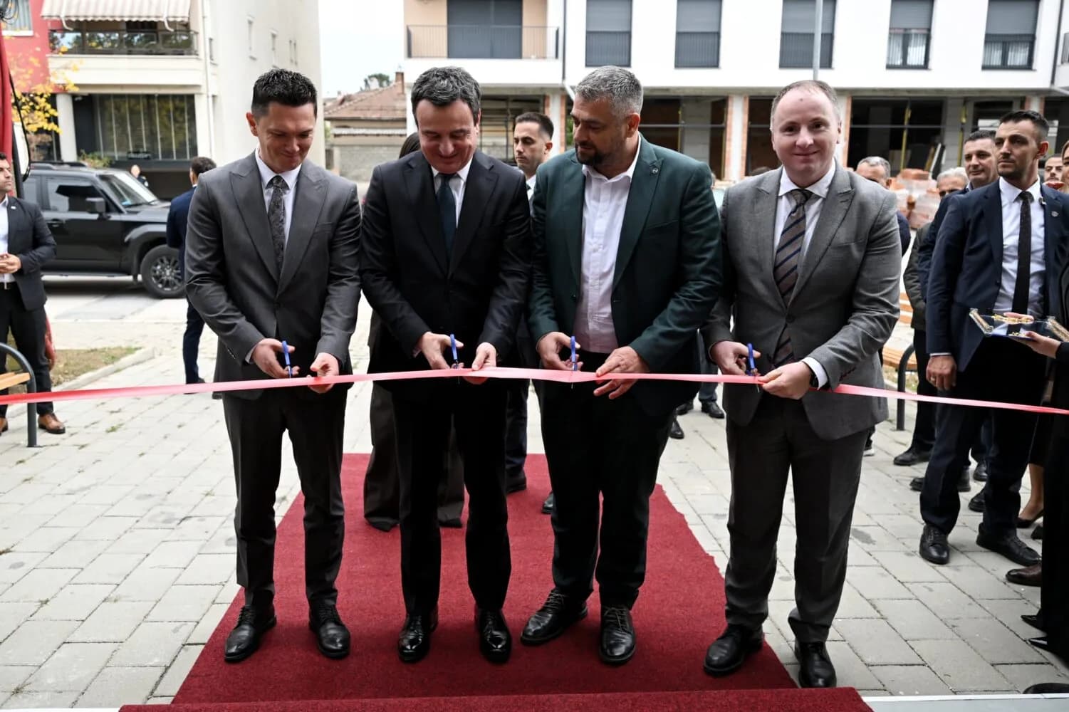 Kurti përuron Zyrën e re të Punësimit në Gjakovë, thotë se synojnë uljen e papunësisë nën 10 për qind
