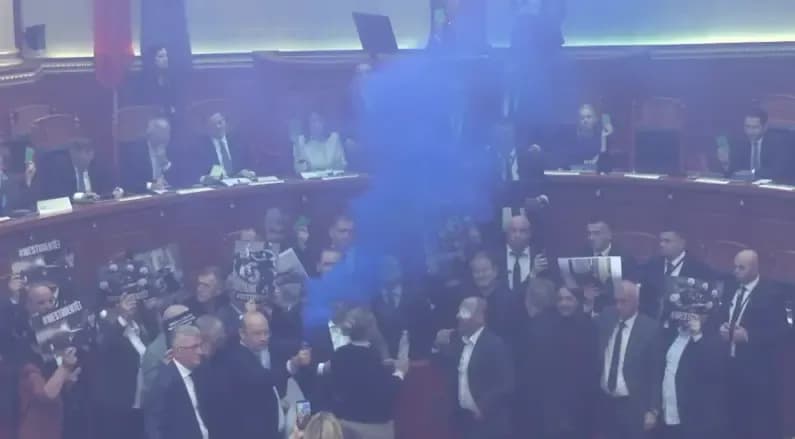 Kaosi në Kuvendin e Shqipërisë, deputetët e PD-së hedhin sende drejt Ramës