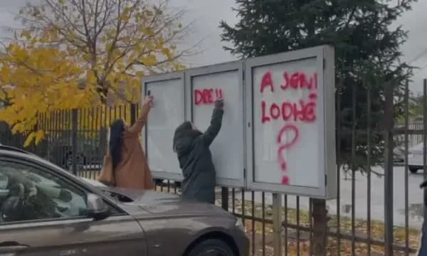 “A jeni lodhë?”, protestuesit kërkojnë dorëheqje para stacionit policor në Mitrovicë
