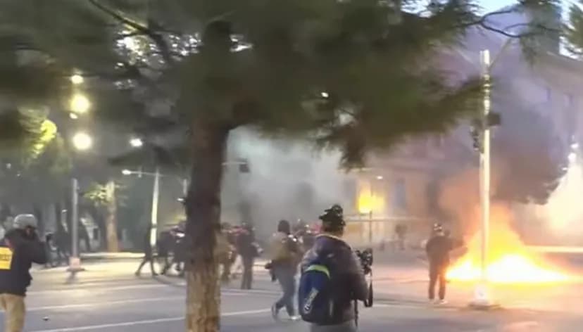 Përplasje te Ministria e Brendshme, protestuesit qëllojnë me gurë dhe molotov, efektivët përgjigjen me gaz lotsjellës