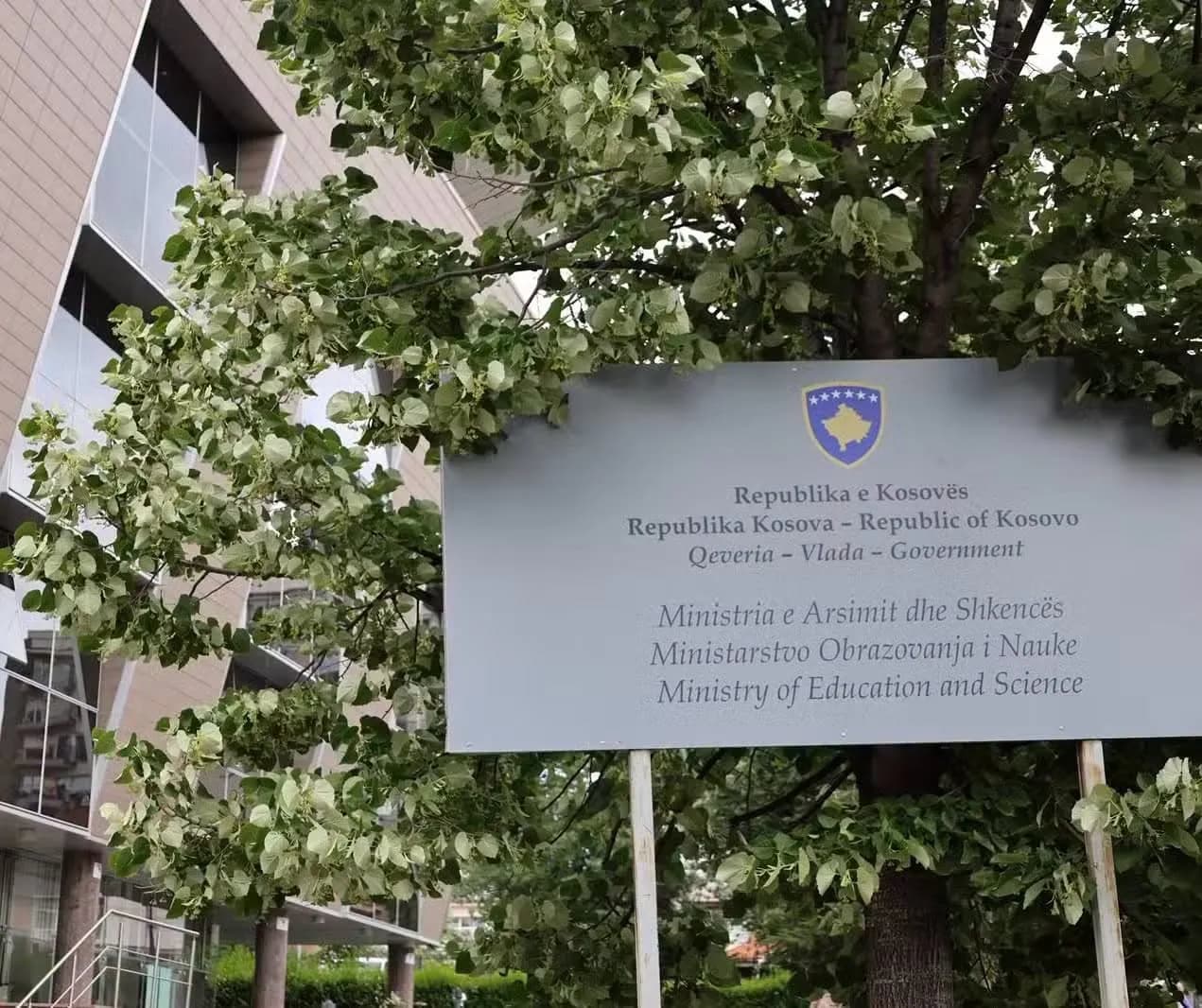 Ministria e Arsimit hap thirrjet për pesë skema të bursave studentore