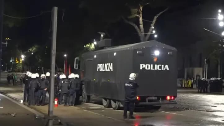 Tiranë: Protestuesit shpërndahen nëpër rrugë, policia vijon kontrollet në terren
