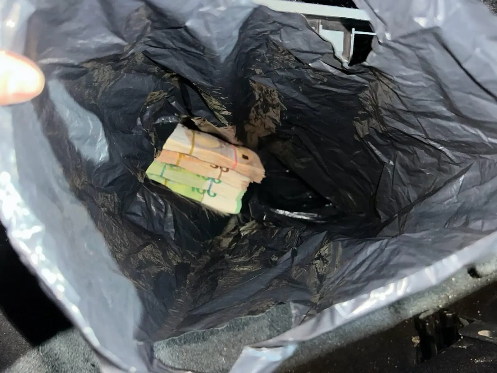 Dogana ndaloi mbi 30 mijë euro të padeklaruara, udhëtari tha se s’kishte asgjë