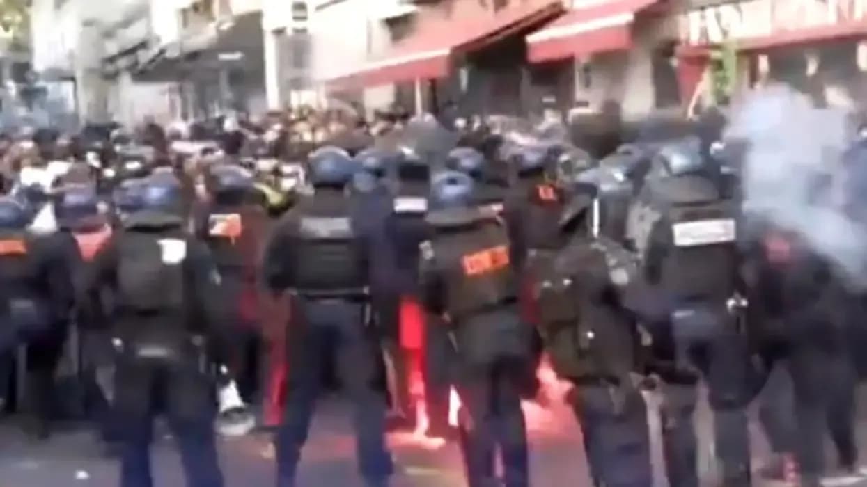 Tensione edhe në Paris, protestuesit hedhin flakadanë drejt policisë