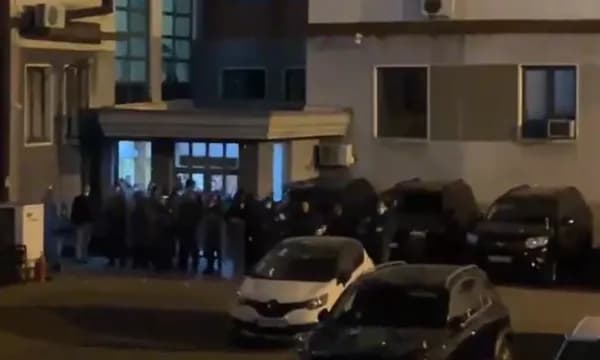 Një pjesë e deputetëve të VV ende të bllokuar te Kuvendi, policia bën kordone afër tyre