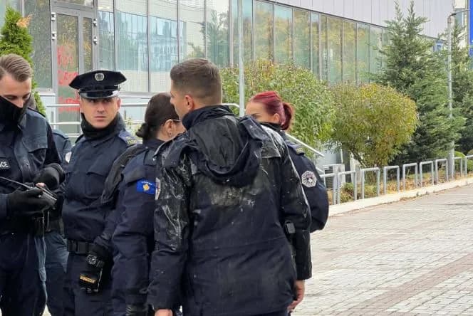 Protestat para objektit të Qeverisë, një policë goditet me vezë