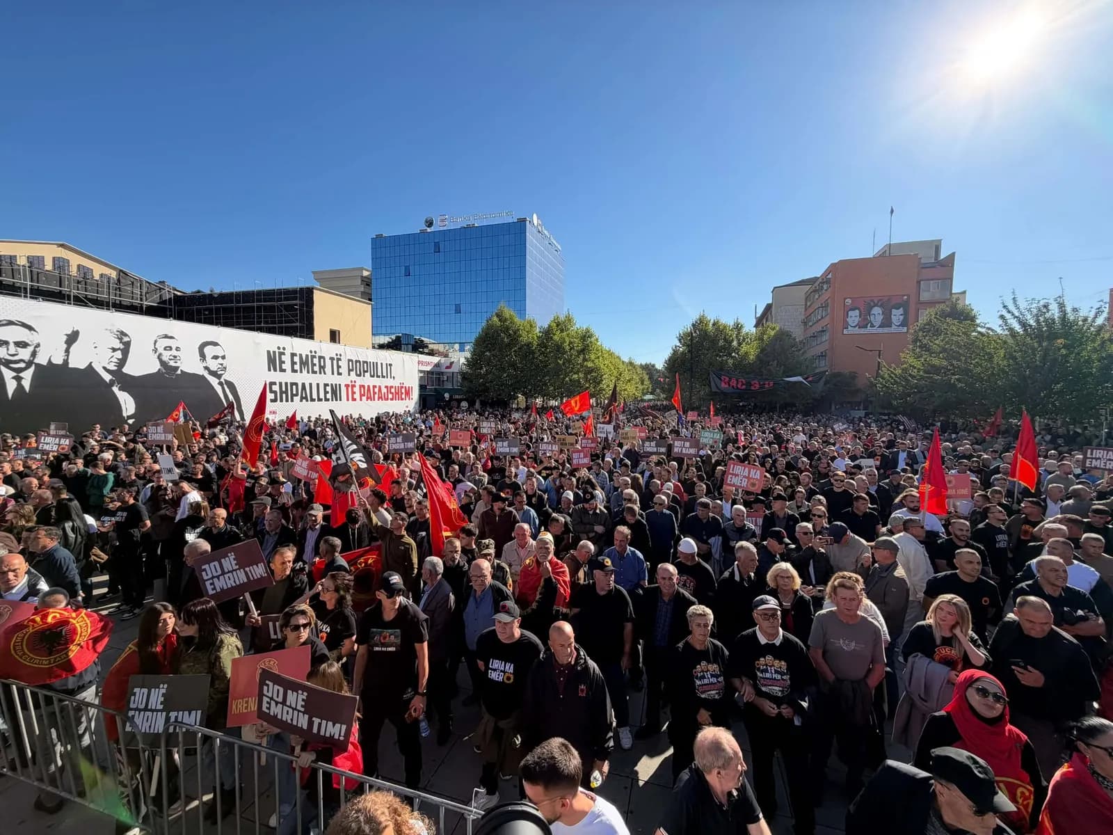 Numër i madh i protestuesve nisen të mblidhen tek sheshi “Skenderbeu”