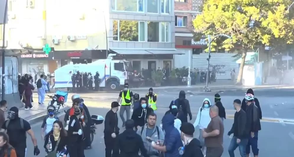 Policia shpërndan me ujë dhe gaz lotsjellës protestuesit para Ministrisë së Arsimit