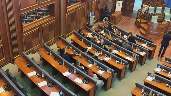 ​Përfundon seanca e jashtëzakonshme, deputetët e PDK-së dhe Aleancës mbesin në sallë