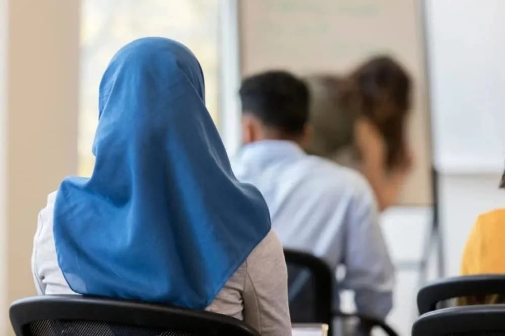 Azerbajxhani ndalon hixhabin në shkolla