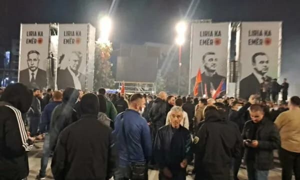 Protesta, Policia del me njoftimin e fundit