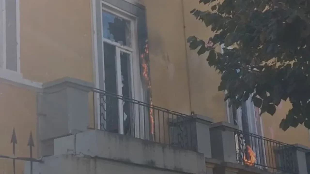 Kaos në Tiranë: I vihet flaka Ministrisë së Arsimit, pamje nga vendi i ngjarjes