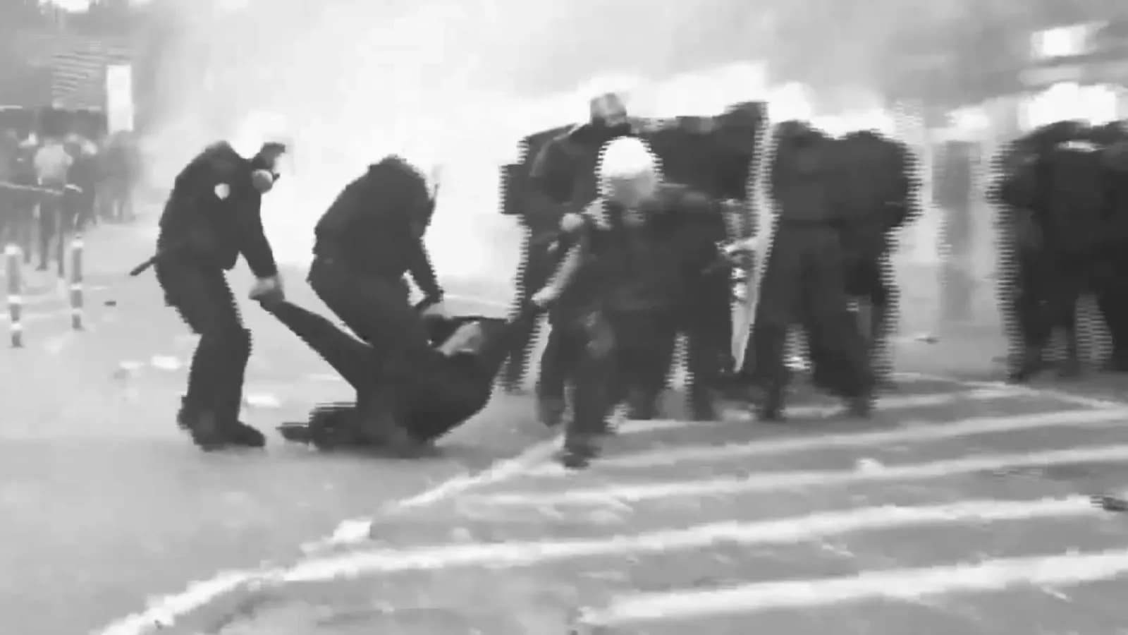 “Ndjeva që u përplasa fuqishëm…”, dëshmia e Ledion Ballës që policët i thyen këmbën në protestë!