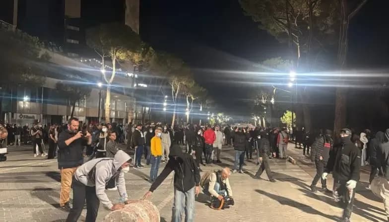Protestuesit në Tiranë hedhin gur, policia u kundërpërgjigjet me ujë