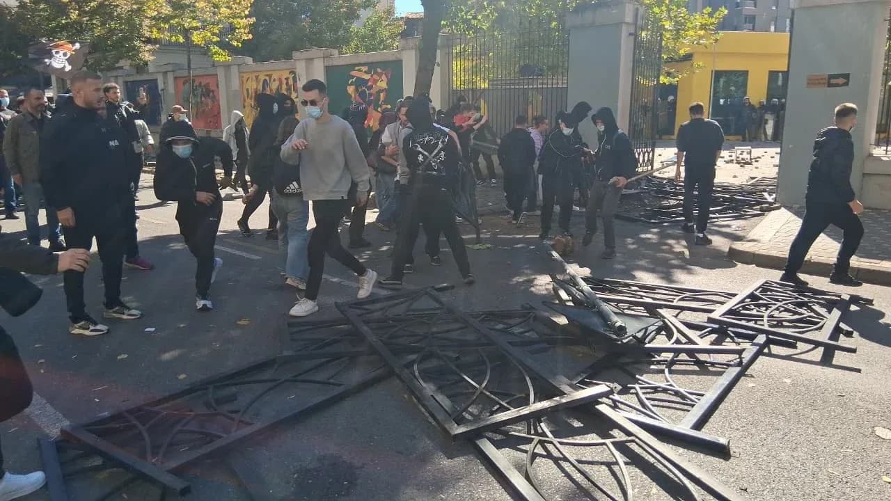 Thyhet dera e Ministrisë së Arsimit në Shqipëri, tulla dhe sende të forta drejt godinës, forcat policore qëndrojnë brenda oborrit