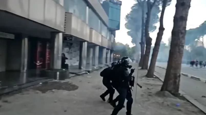 “Thyhet” qetësia, nis hedhja e molotovëve dhe gurëve te Kryeministria, policia përgjigjet me gaz e plumba gome