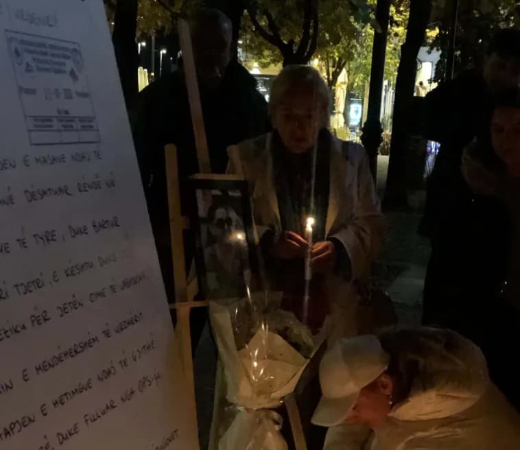 Vrasja e Arlinda Zekajt, qytetarët ndezin qirinj në Pejë në kujtim të saj