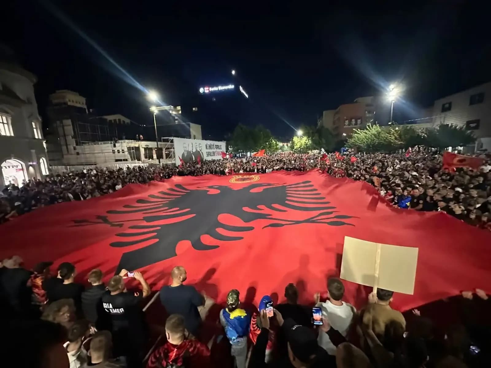 PDK falënderon protestuesit: Kërkon hetim të rasteve të dhunës nga policia