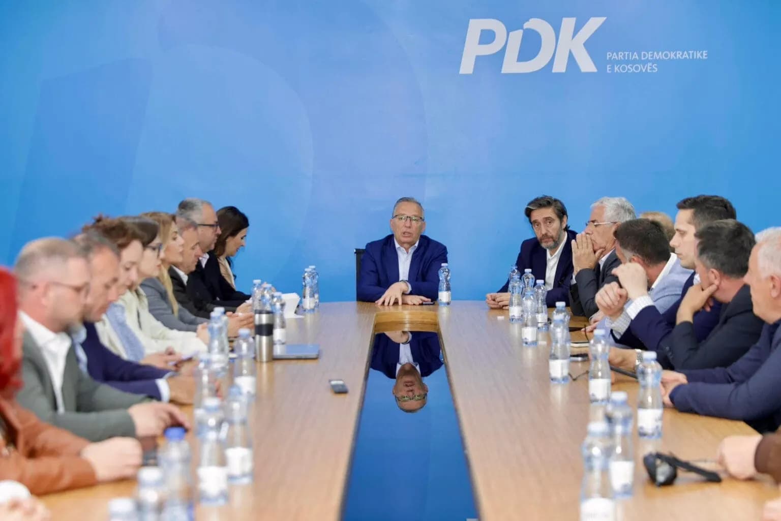 Bedri Hamza mbledh kryesinë e PDK-së, pastaj paraqitet në konferencë për media