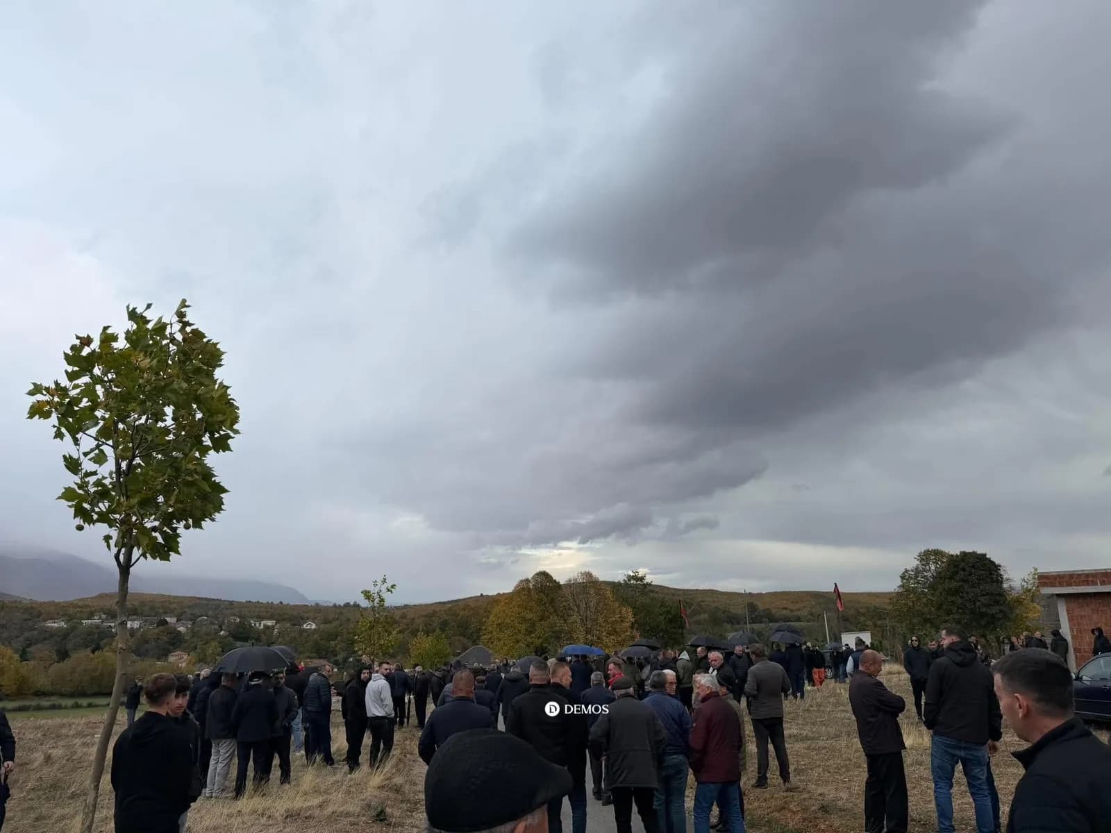 Shumë qytetarë nisin të mblidhen për t’i dhënë lamtumirën e fundit Arlinda Zekajt