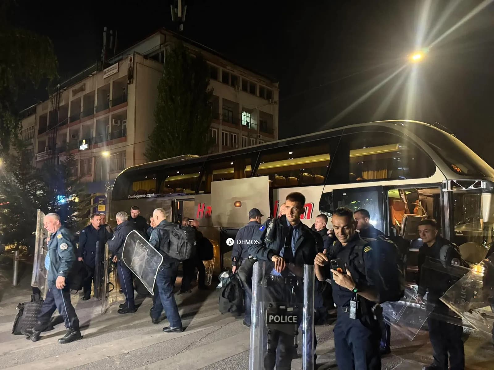 Rriten forcat, njësitet policore vijnë me autobusë nga komunat tjera