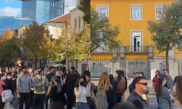 Protestuesit grumbullohen para Ministrisë së Arsimit në Tiranë, forcat e rendit dhe autoboti qëndrojnë gati