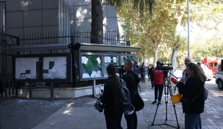 Sulmuan Gjykatën e Apelit duke thyer xhamat, vihen në pranga 5 persona, shpallen në kërkim 15 të tjerë