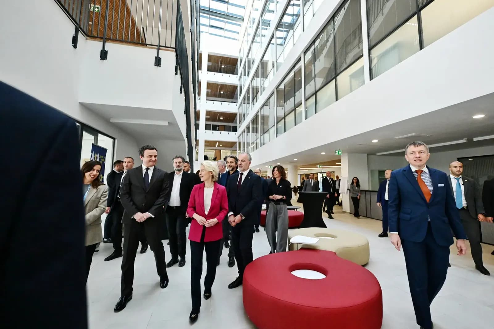 Von der Leyen në objektin e ri të FSHMN-së, bashkë me Kurtin e Ramën
