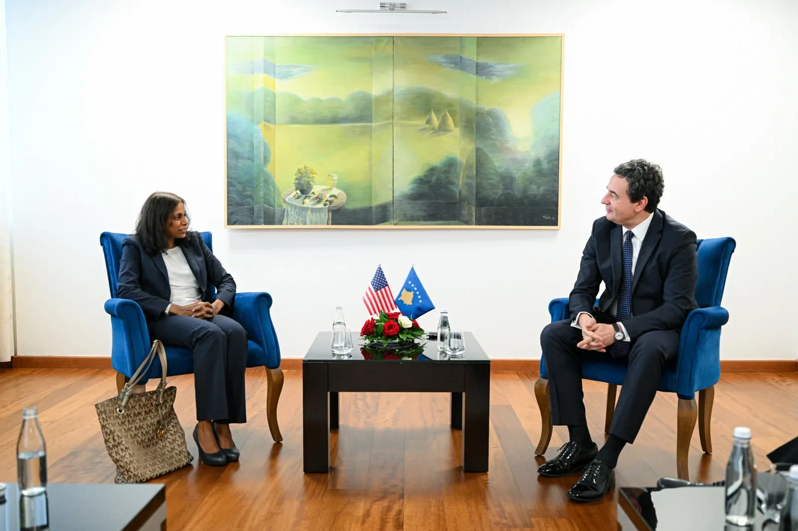 Kurti takohet me të ngarkuarën me punë të Ambasadës së SHBA-së, diskutojnë zhvillimet politike