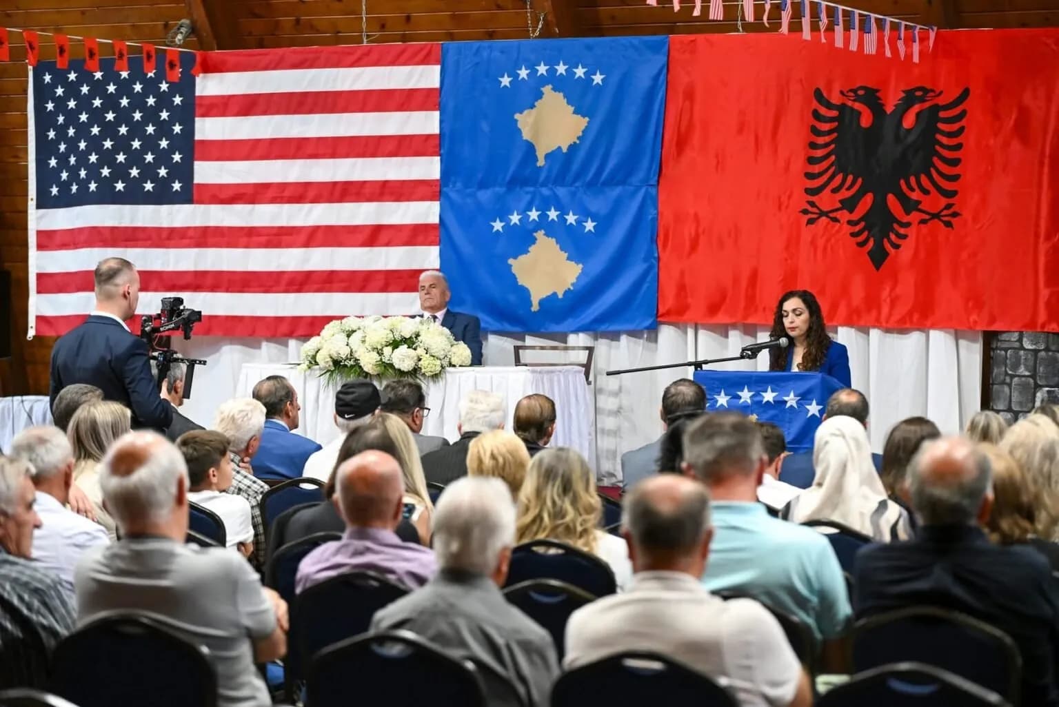 Osmani e nis vizitën në ShBA në takim me mërgatën
