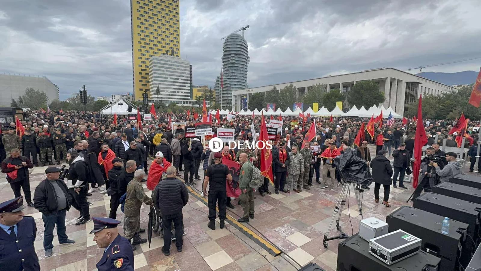 Tirana mbushët plotë, një orë para proteste