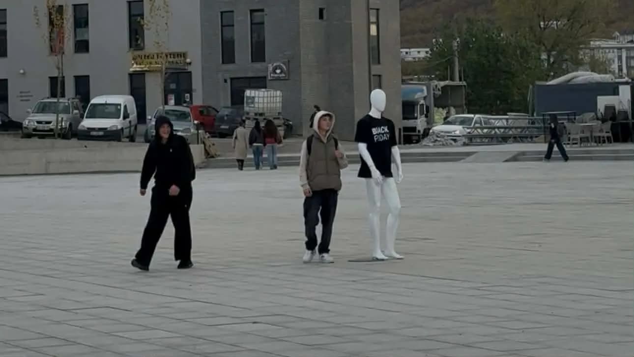 Habiten kalimtarët në sheshin e ri në Malishevë, një maniken u shfaqet në mes të ditës ( VIDEO )
