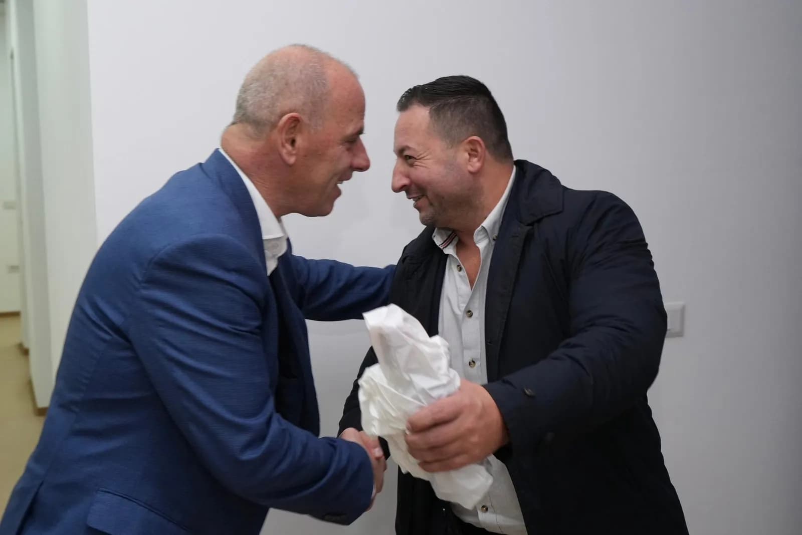 Ish-ministri Mehaj i shko në zyre Ramiz Ladrovcit