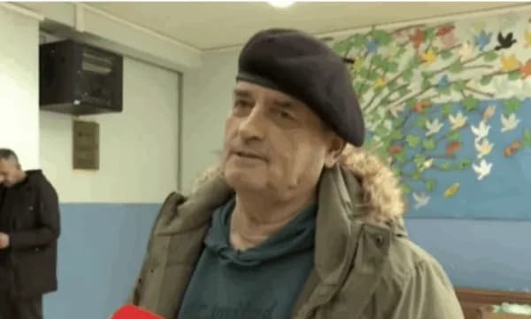 E rrallë: 71-vjeçari voton për herë të parë