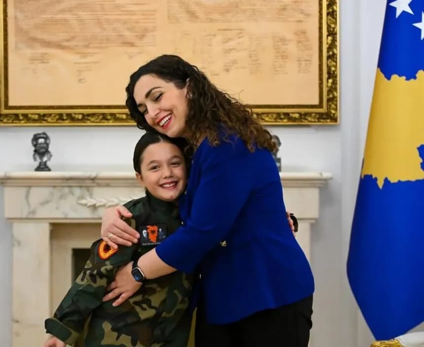 Kaia, mysafirja më e veçantë në zyrën e Presidentes