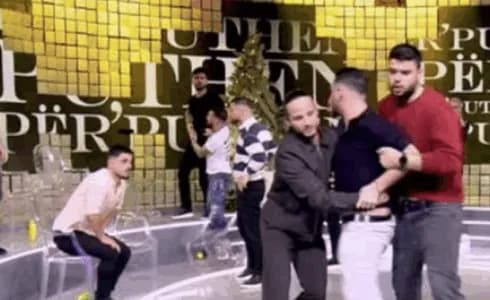 Kërset grushti në “Përputhen”