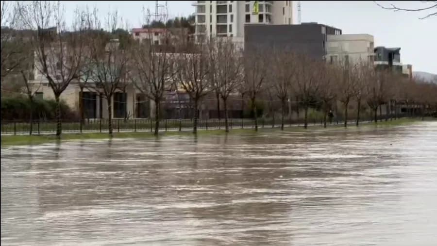 Burgu i Durrësit përmbytet pas reshjeve të dendura
