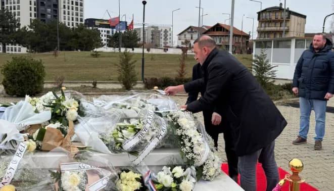 Daut Haradinaj bën homazhe te varri i Rugovës