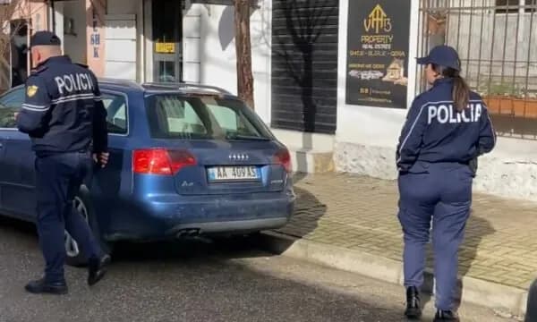 E rëndë në Durrës, babai plagos me thikë vajzën