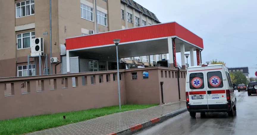 U godit nga vetura, vdes në QKUK 70-vjeçari