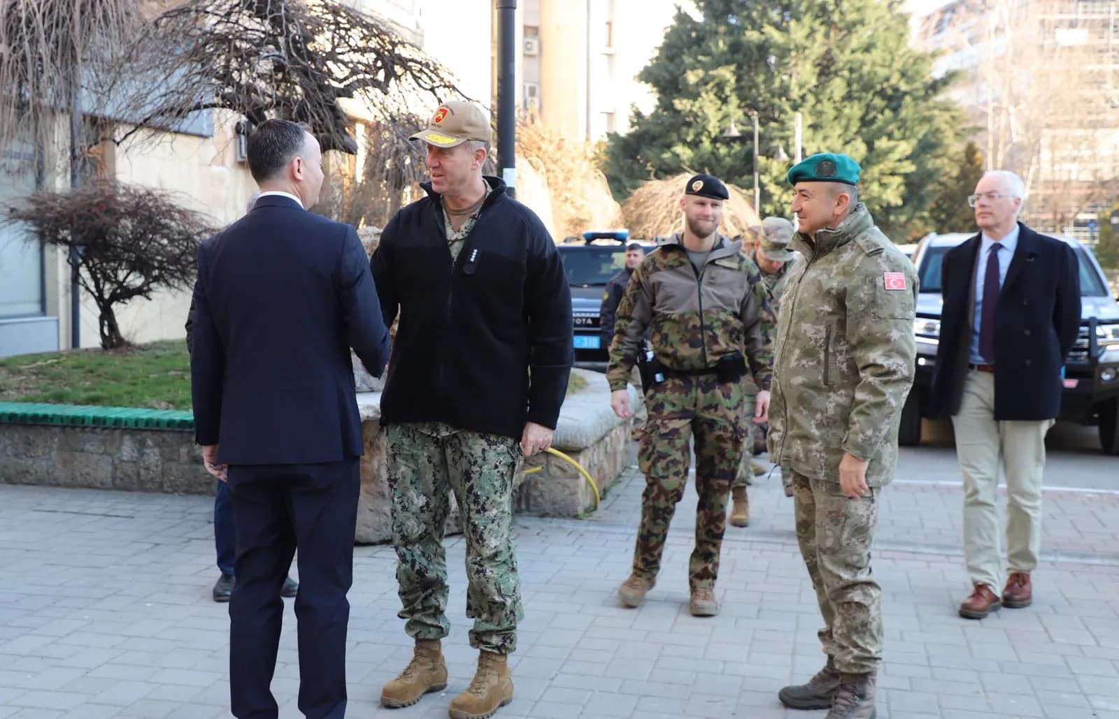 Komandanti i NATO-s në Mitrovicë, takohet me Pecin