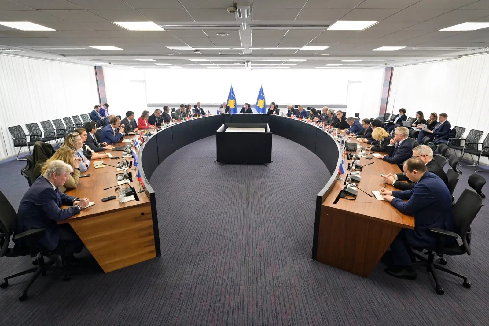 Kurti takohet me ambasadorë, çka u diskutua?