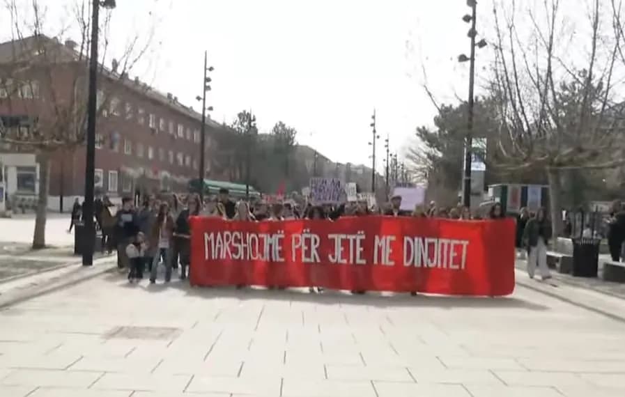 “Marshojmë, s’festojmë – njëra-tjetrën ne e mbrojmë”