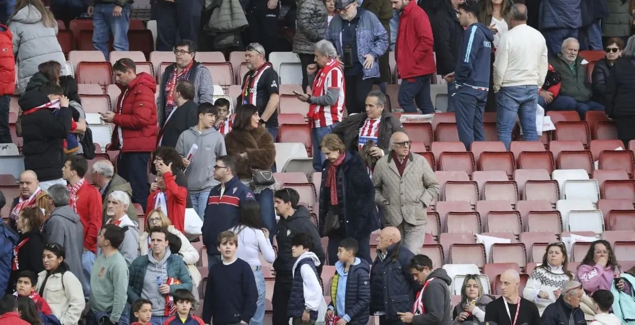 Një tifoz ndërron jetë në tribuna, shtyhet ndeshja