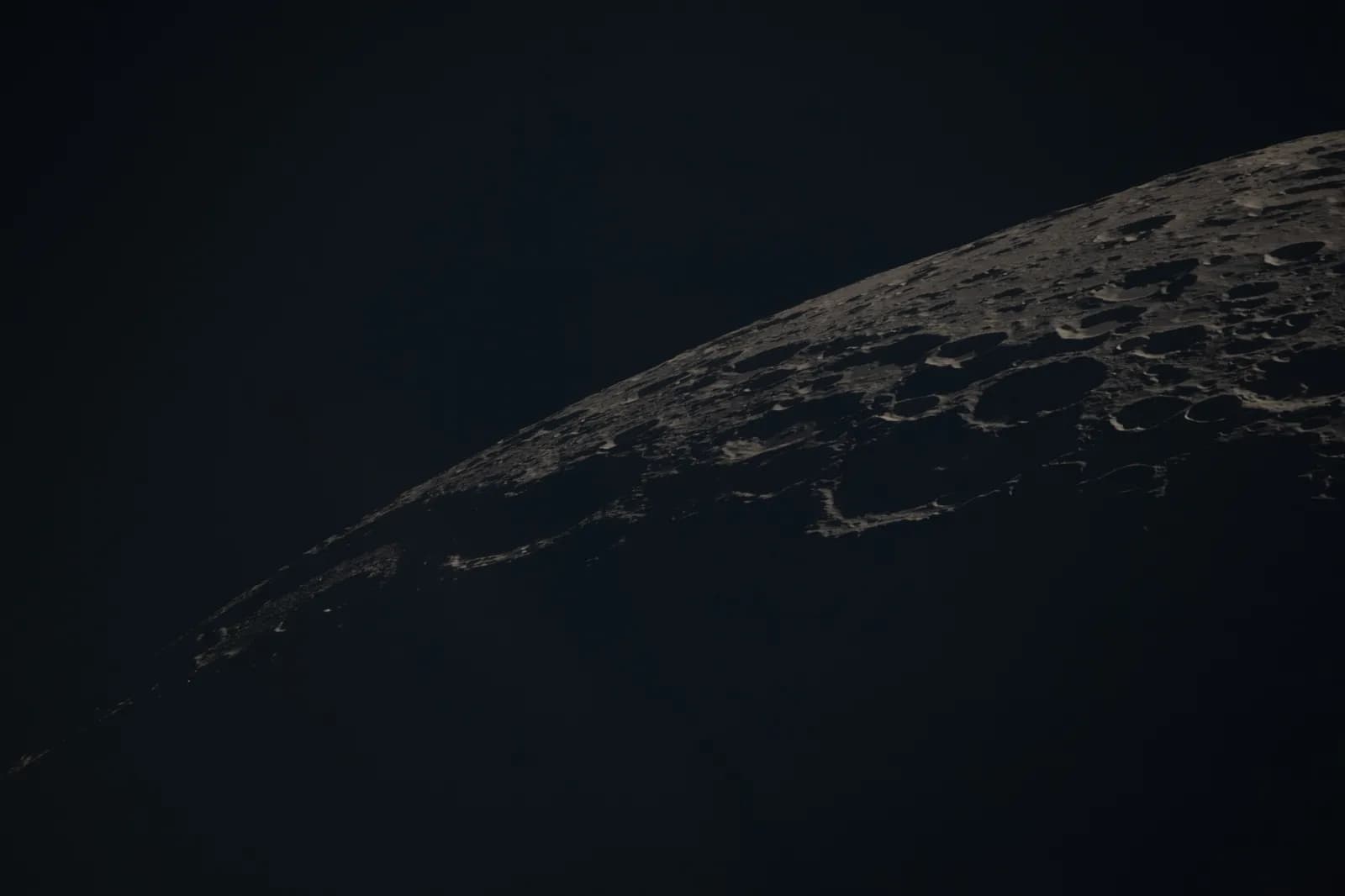 NASA publikon pamje të reja të Hënës