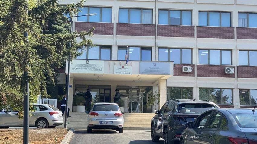 Bastisje në Agjencinë Kadastrale në Prishtinë
