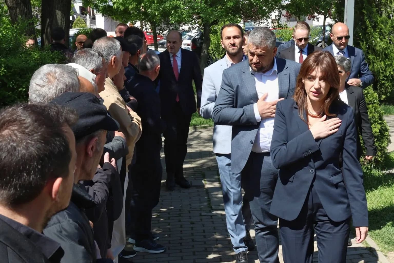 Haxhiu dhe Hoti nderojnë heroin Besim Ndrecaj