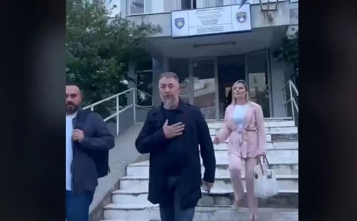 Momenti kur Sami Lushtaku del nga stacioni policor