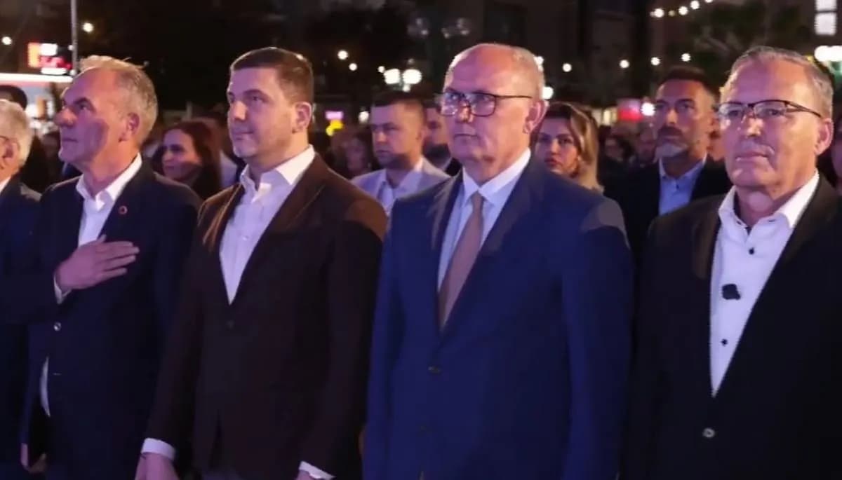 PDK hap fushatën, Limaj shihet në rreshtin e parë